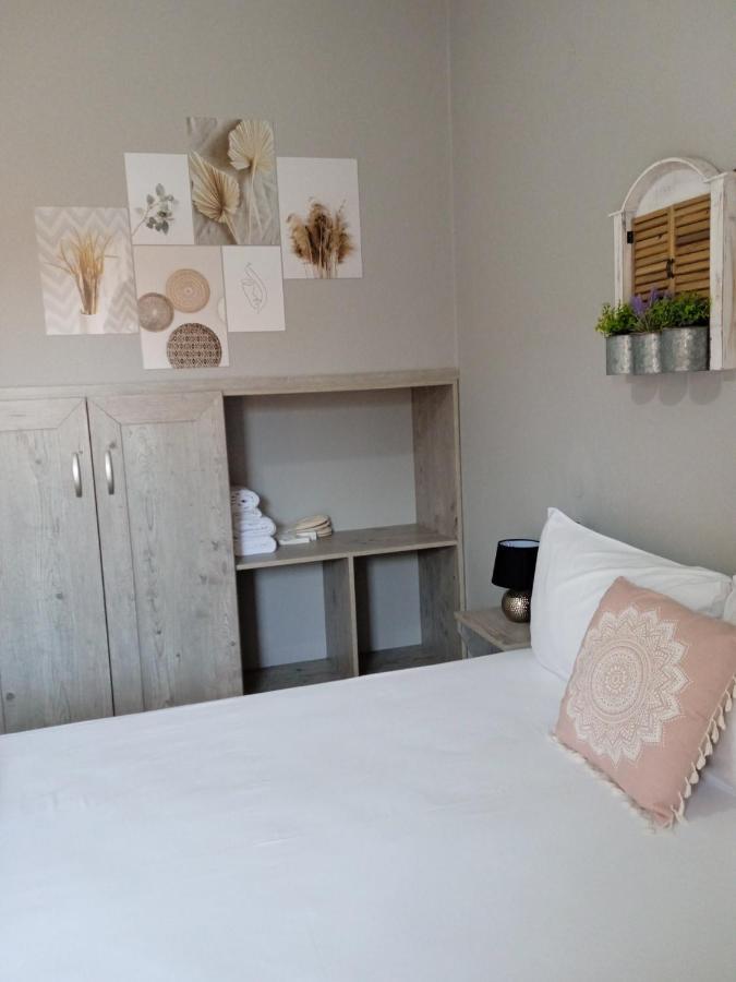 Almira - Rooms To Let Néa Róda Eksteriør bilde