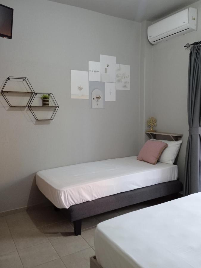 Almira - Rooms To Let Néa Róda Eksteriør bilde