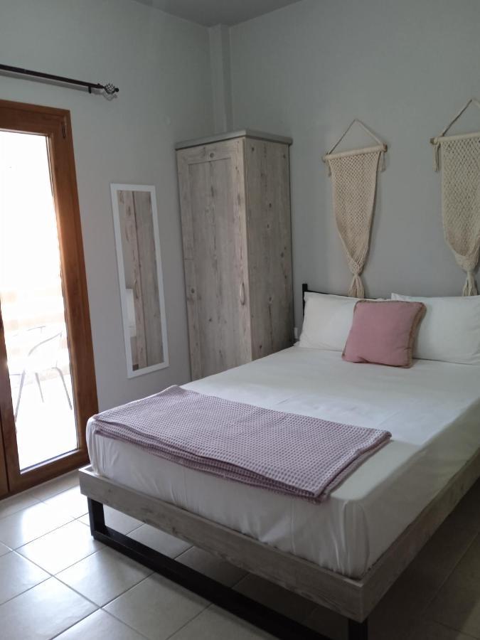 Almira - Rooms To Let Néa Róda Eksteriør bilde