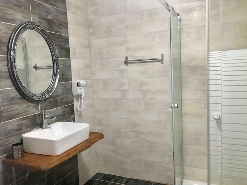 Almira - Rooms To Let Néa Róda Eksteriør bilde